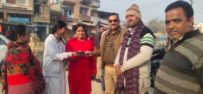 पुलिस की तत्परता से महिला श्रद्धालु की मिली मोबाईल व बैग