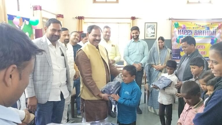 दृष्टिवाधित बच्चों को ब्लॉक प्रमुख ने दिया टै्रक सूट