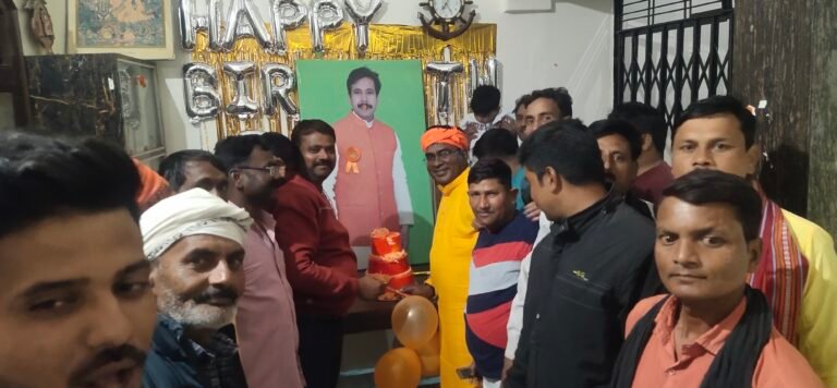कैबिनेट मंत्री के जन्मदिन पर समर्थकों ने काटा केक