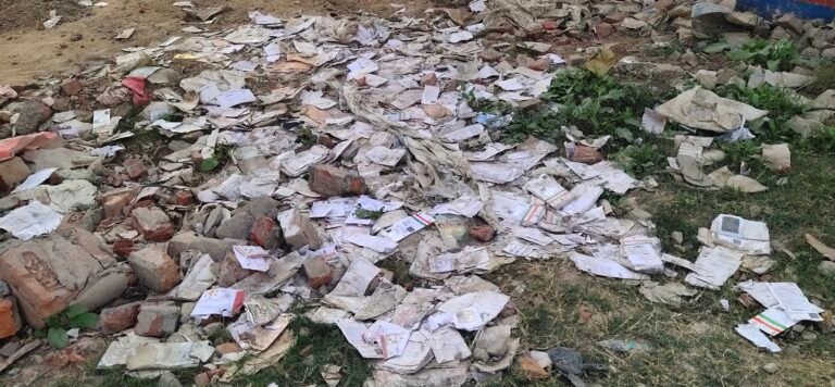 सैकड़ों की संख्या में कूड़े की ढ़ेर में फेका गया आधार कार्ड