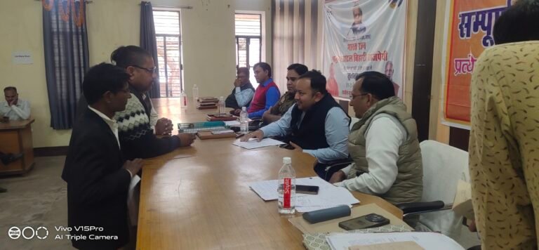 तहसील दिवस में फरियाद करते हुए ग्रामीण