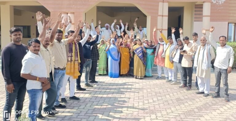 मंदिर निर्माण को लेकर महिलायें डीएम कार्यालय पहुंच लगायी फरियाद