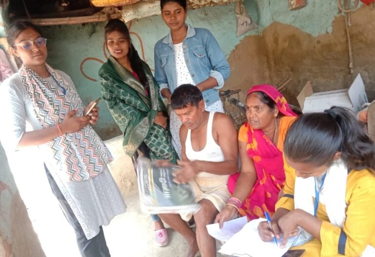 छात्राओं ने डोर टू डोर शिक्षा और स्वास्थ्य के प्रति किया जागरूक