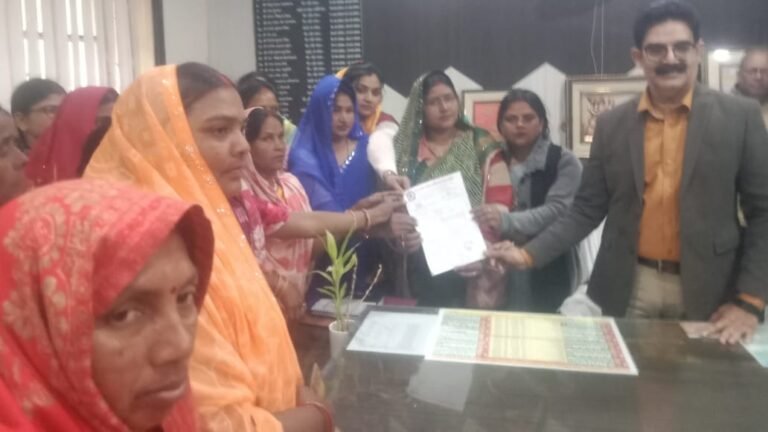 डीसी मनरेगा के हस्ताक्षर से महिला मेट को जारी हो पहचान पत्र ,मांग