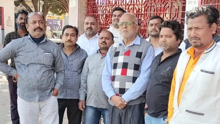 दुर्गा पूजा समिति के पदाधिकारियों के खिलाफ लामबंद हुए लोग,विरोध