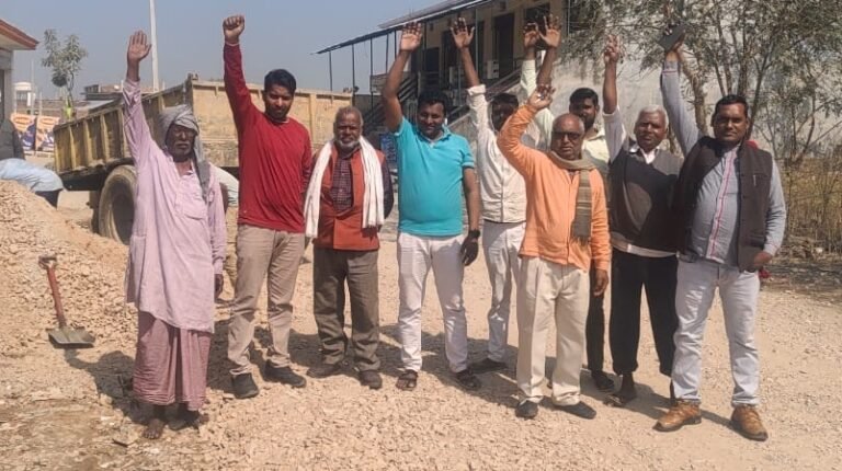 गुणवत्तापूर्ण निर्माण कार्य नहीं होने पर ग्रामीणों ने किया प्रदर्शन,आक्रोश