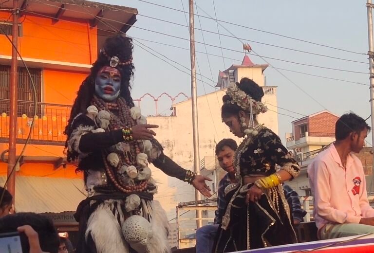 स्वंयभू कालेश्वरनाथ मंदिर और मेला में दूसरे दिन उमड़ी भीड़