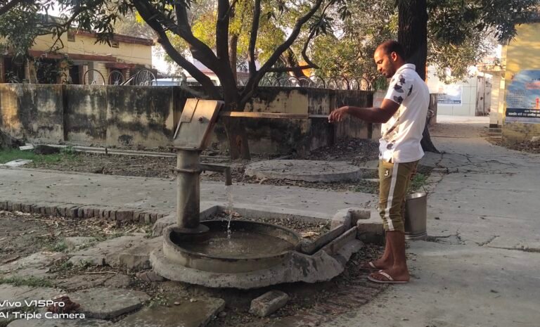 ब्लॉक मुख्यालय महीनों से खराब पड़ा हैंडपंप और आरो मशीन