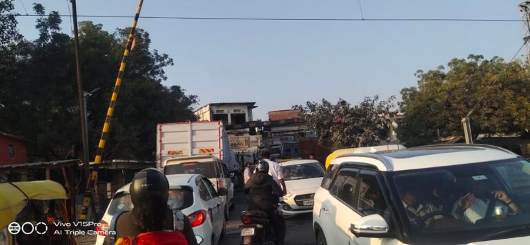 खुचमा रेलवे क्रासिंग पर वाहनों की लगी लम्बी कतार राहगीर रहे परेशान