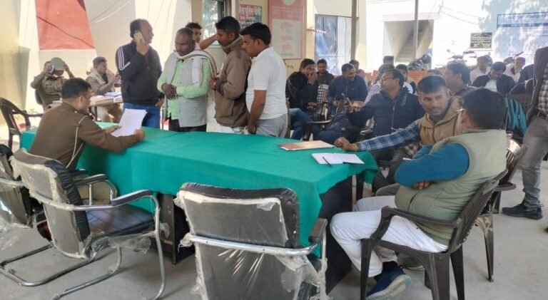 सकलडीहा में चार समस्याओं में एक का हुआ निस्तारण