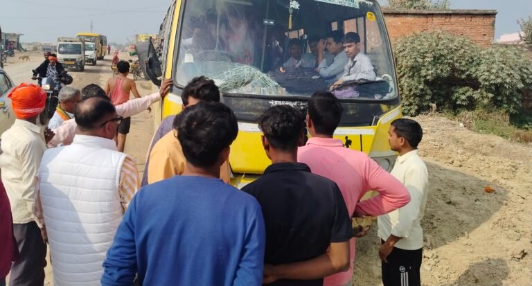 ब्रेक जाम होने से बाल बाल बचे छात्र,