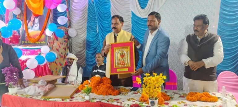 दस लाख की लागत से धरहरा में टीन सेड का लोकापर्ण
