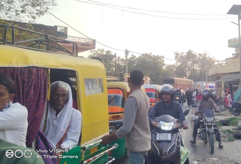 सकलडीहा में सड़क और नाला निर्माण शुरू नहीं होने से जाम,लापरवाही