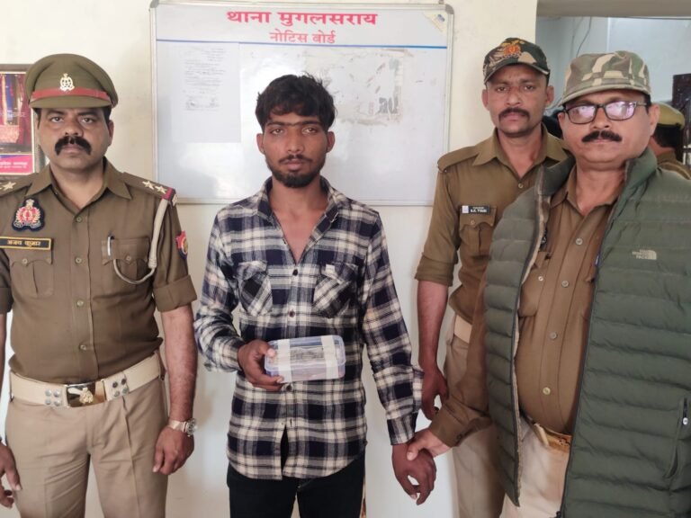 चोरी का मोबाइल स्मार्ट वाच व 49600/- रुपये नगद बरामद, चोरी की घटना में संलिप्त अभियुक्त गिरफ्तार।