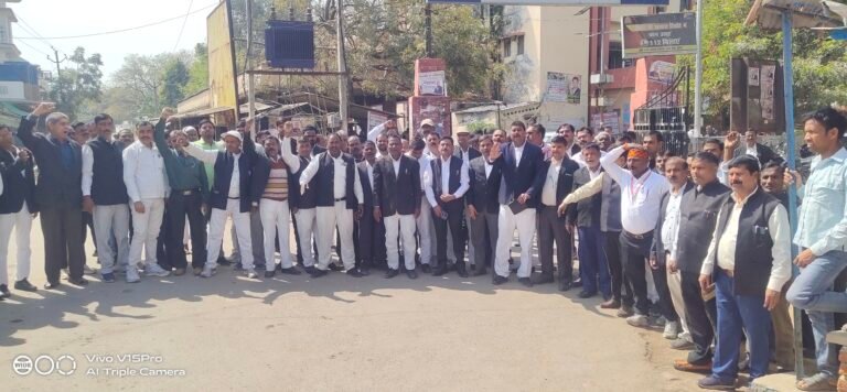 प्रस्तावित काले कानून के खिलाफ रजिस्ट्री कार्यालय पर वकीलों ने लगाया ताला,लामबंद