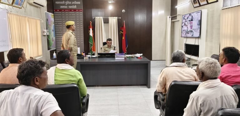 पुलिस अधीक्षक चन्दौली जनता दर्शन में आए फरियादियों की सुनी गई समस्याएं