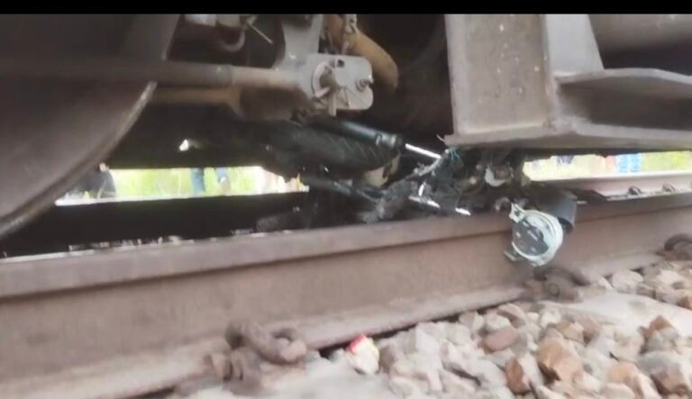बंद रेलवे फाटक पार करते समय ट्रेन की चपेट में आने से दो खिलाड़ियों की मौत