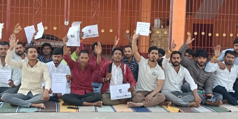 प्रोफेसर के निलंबन और गिरफ्तारी को लेकर छात्रों का धरना