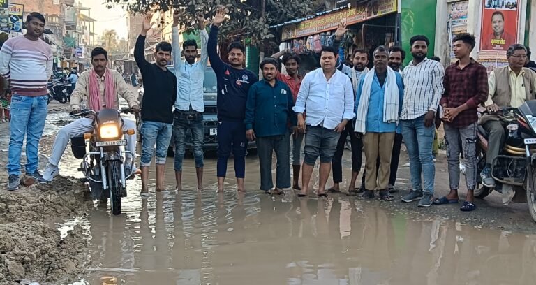 क्षतिग्रस्त जल निगम की पाइप मरम्मत को लेकर व्यापारियों का प्रदर्शन