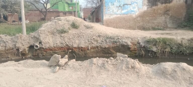 टूटे पुलिया का निर्माण नहीं होने से आवागमन में परेशानी
