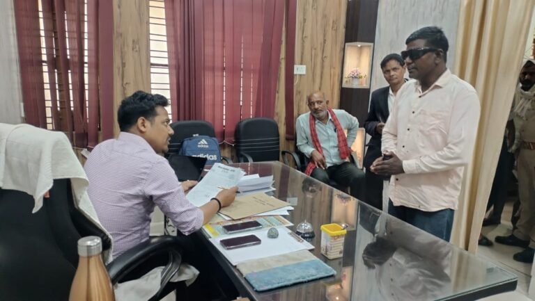 दृष्टि बाधित व्यक्ति ने एसडीएम से मिलकर लगायी गुहार