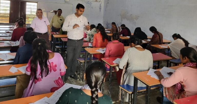 उड़ाका दल टीम ने तीन परीक्षार्थी को नकल करते पकड़ा