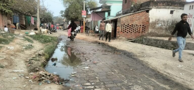 पदुमनाथपुर में सड़क पर बह रहा नाबदान का पानी