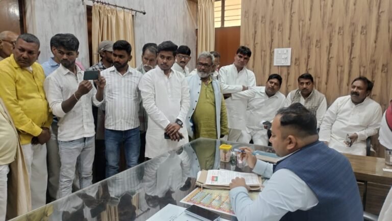 शिक्षक की गिरफ्तारी की मांग को लेकर एसडीएम से मिले सपा जिलाध्यक्ष