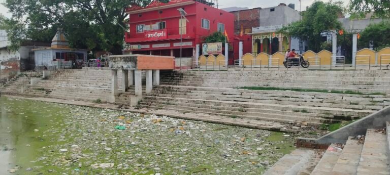 सकलडीहा कस्बा की प्राचीन शिव सरोवर गंदगी के अंबार से पटा