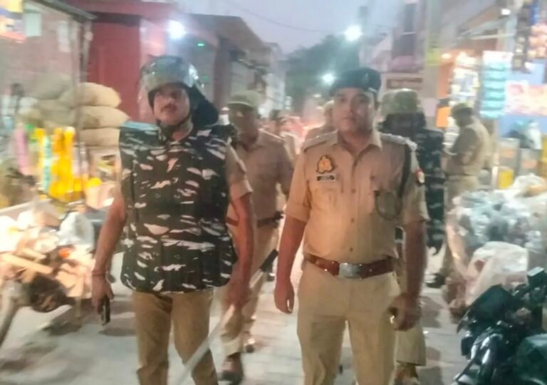 सकलडीहा में सीओ के नेतृत्व में भारी पुलिस बल ने किया रूट मार्च