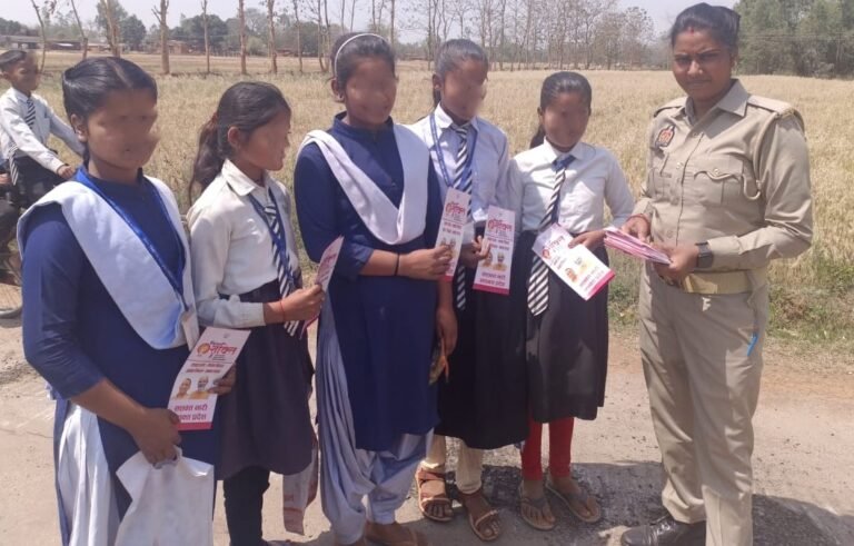 महिला सशक्तिकरण हेतु महिलाओं/बालिकाओं को चन्दौली पुलिस में किया जागरुक