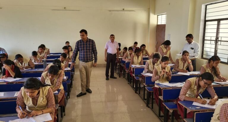 उड़ाका दल की टीम ने परीक्षा केन्द्रों की सधन जांच