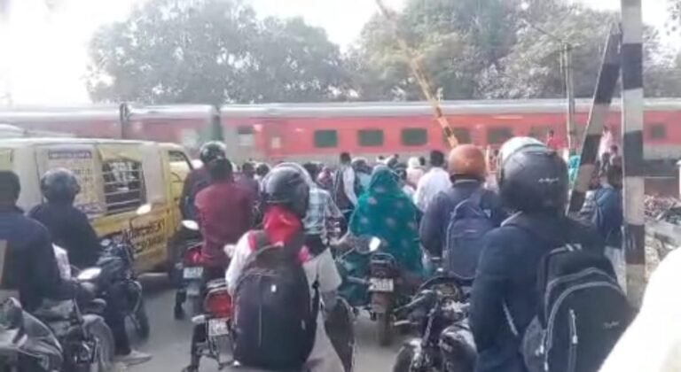 पिकअप के धक्के से रेलवे फाटक में तकनिकी समस्या से लगा जाम