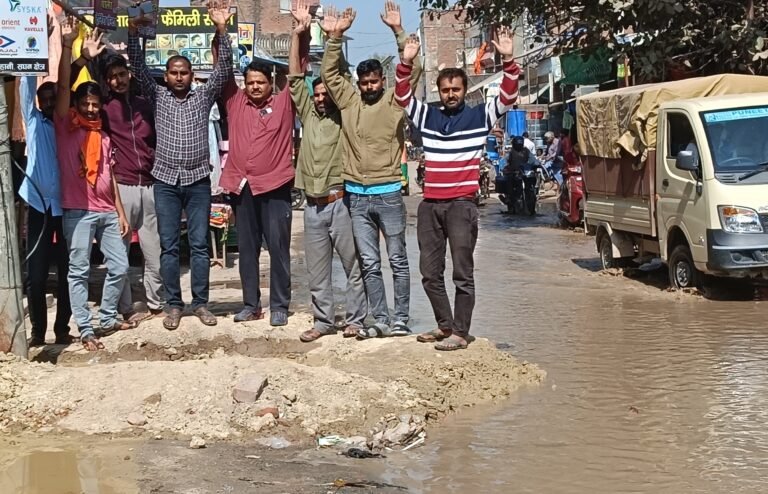 जल निगम की टूटी पाइप के कारण हुई जलभरॉव को लेकर प्रदर्शन