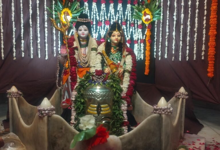 रंगभरी एकादशी पर कॉलेश्वर और महेश्वर मंदिर में उमड़ी भीड़