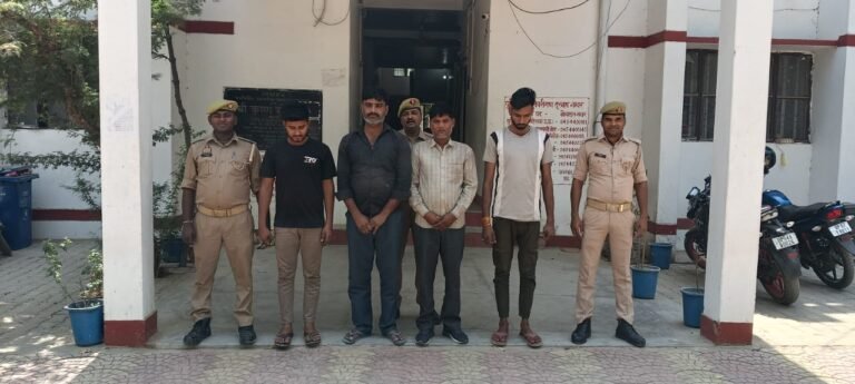 चेकिंग के दौरान 1 डीसीएम व 2 मैजिक वाहन से कुल 16 गोवंश बरामद  4 शातिर तस्कर गिरफ्तार