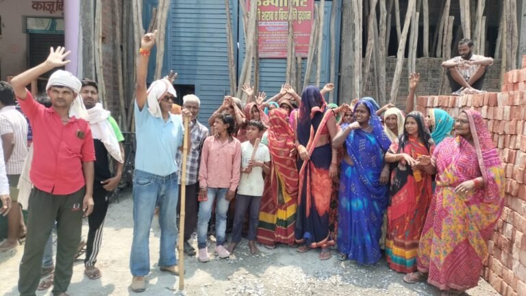 शराब की दुकान खोले जाने केा लेकर महिलाओं ने जताया विरोध