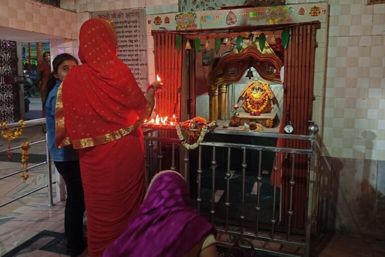 सकलडीहा कस्बा के काली माता मंदिर पर दर्शन पूजन के लिये जुटी महिलायें