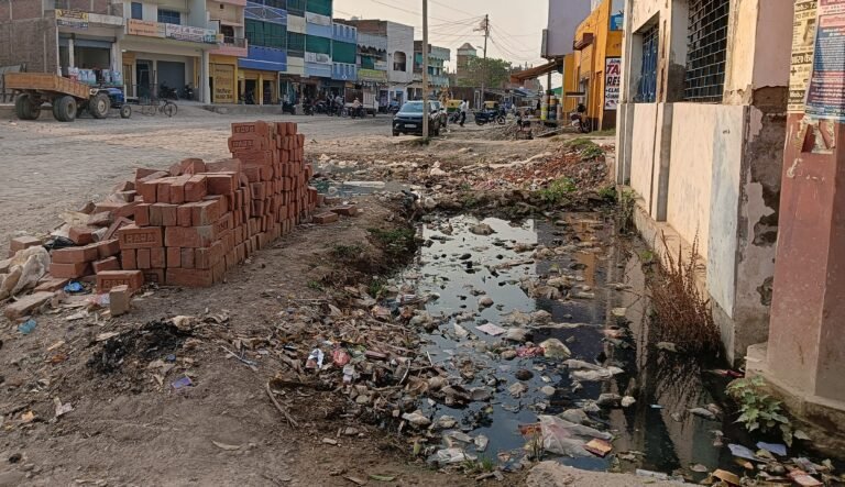 दो साल से नाला निर्माण अधूरा सड़क पर बह रहा नाबदान का पानी