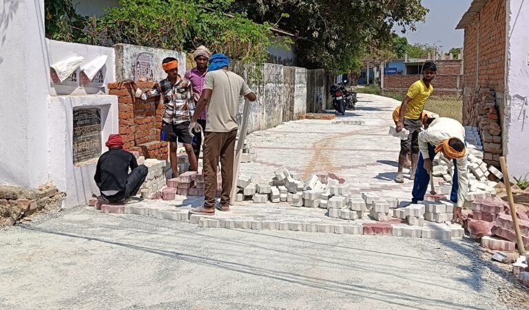 ब्लॉक मुख्यालय के पीछे जाने वाली मार्ग पर इंटर लॉकिंग कार्य करते हुए