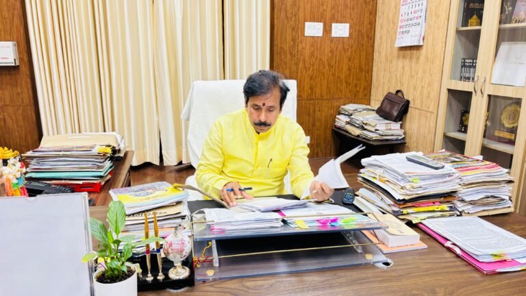 कैबिनेट मंत्री अनिल राजभर सुंदरीकरण के लिये पर्यटन विभाग को पत्र लिखते हुए