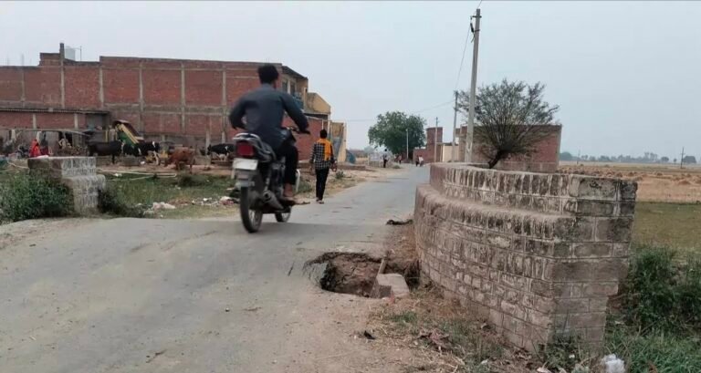 पुलिया के समीप गड्ढा दुर्घटना को दे रहा दावत