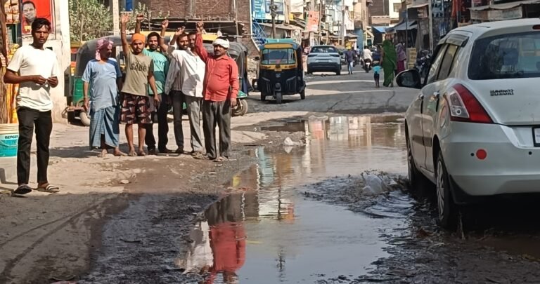 सड़क पर जलभरॉव की समस्या को लेकर कस्बावासियों में आक्रोश