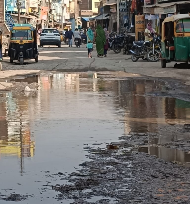 सड़क पर बह रहा नाबदान का पानी जनप्रतिनिधि और अधिकारी अनजान