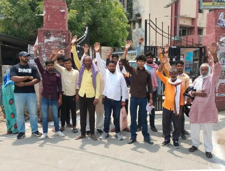 राशन वितरण में घटतौली का आरोप लगाकर किया विरोध प्रदर्शन