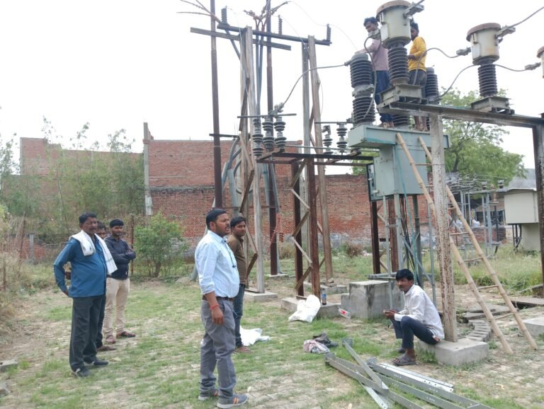 नई पोल तो कही स्वीच यार्ड में ब्रेकर लगाये जाने के कारण घंटों आपूर्ति रही ठप