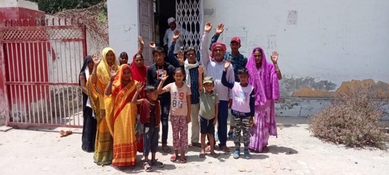 आधार कार्ड न बनने पर ग्रामीणो ने किया विरोध प्रदर्शन