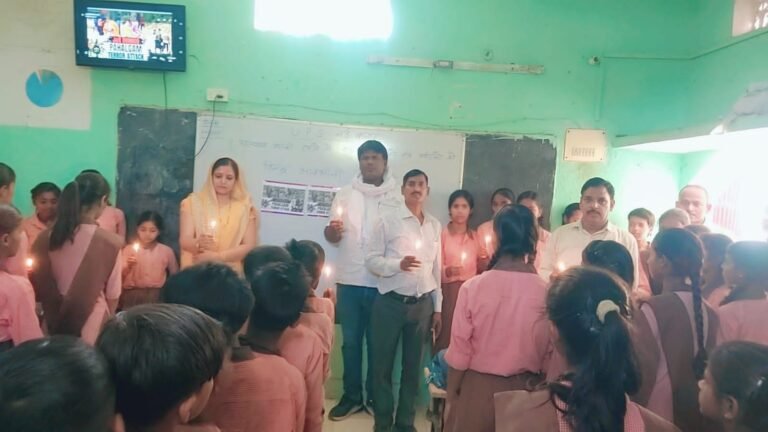 पहलगाम में पयर्टकों की मौत पर बच्चों ने दी श्रद्धांजली