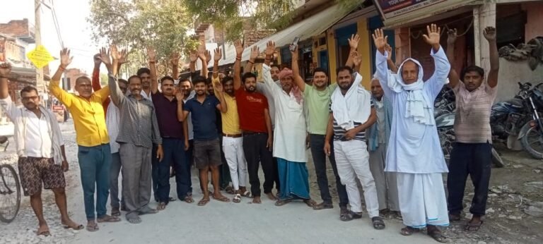 सीसी रोड निर्माण में ठेकेदार की मनमानी को लेकर व्यापारियों का प्रदर्शन