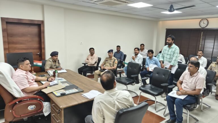 मैन पावर लगाकर निर्माण कार्य को तेजी से पूर्ण कराए कार्यदाई संस्था: जिलाधिकारी